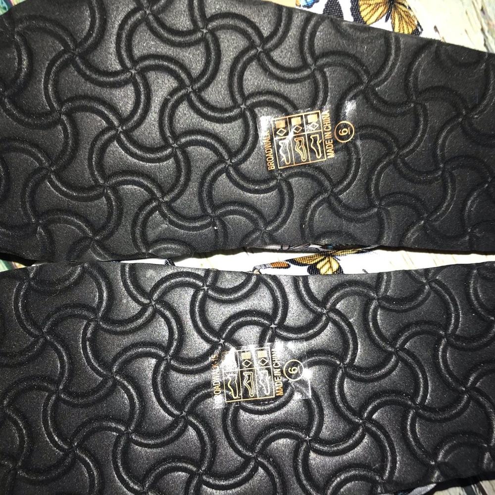 New Butterfly Bow Sandals - Picture 8 of 14